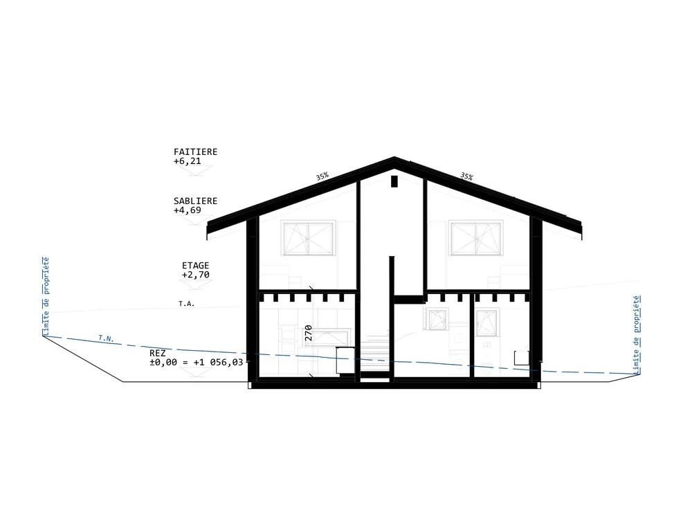Coupe du chalet de Blignou : le terrain naturel traverse le bâtiment, deux niveaux habités sous une toiture à 35 %