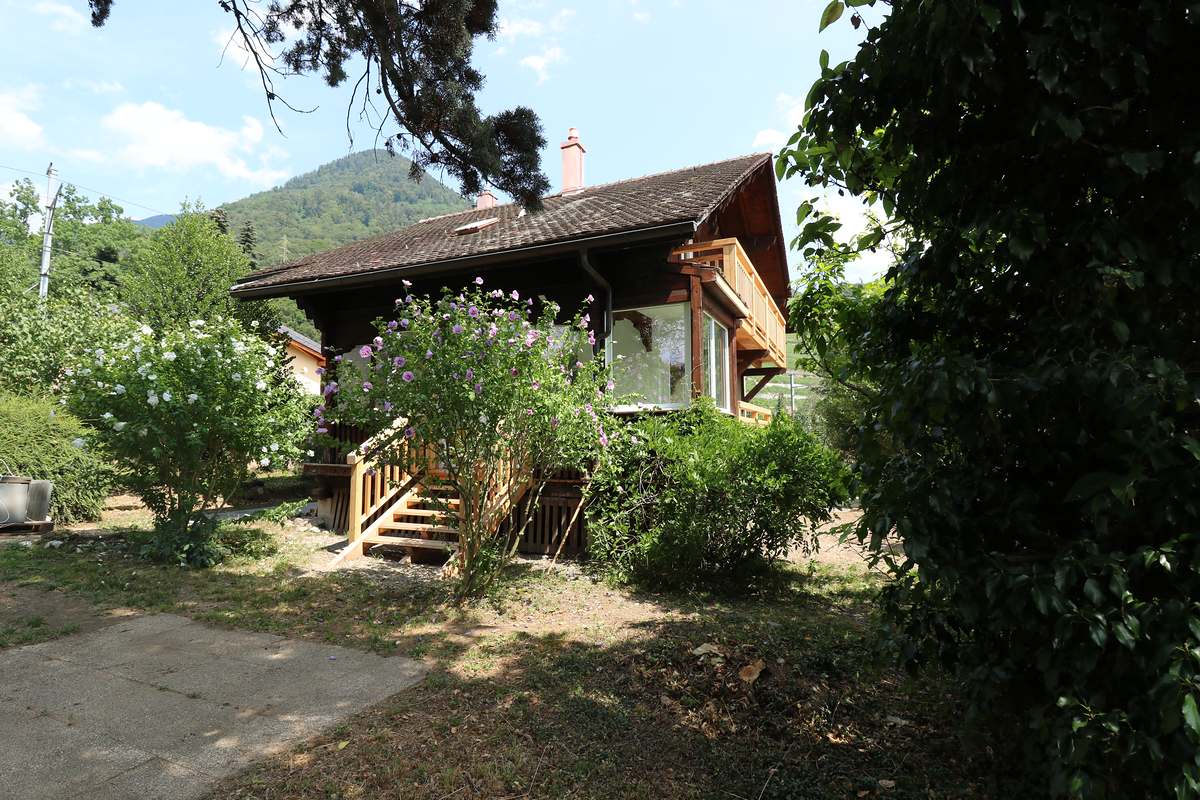 La maison du chemin des Pussines vue depuis le jardin, sous les arbres