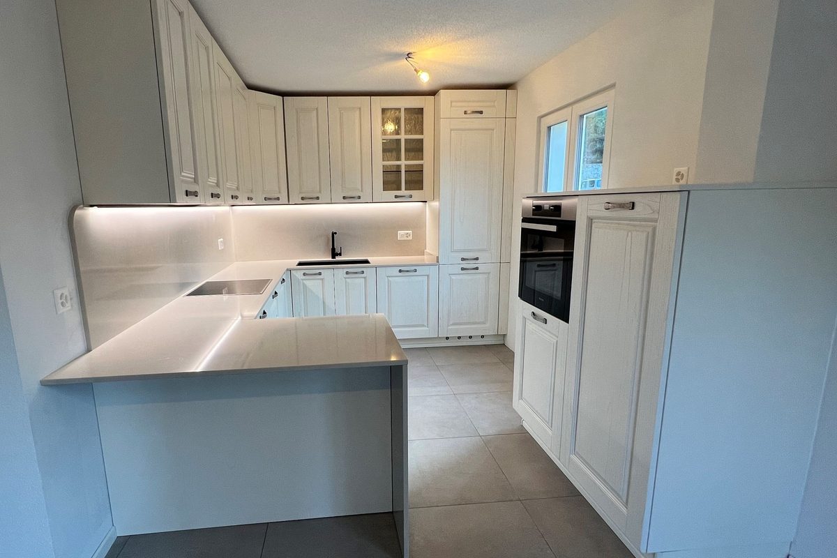 La cuisine neuve de la maison d'Ollon, façades claires et plan de travail clair