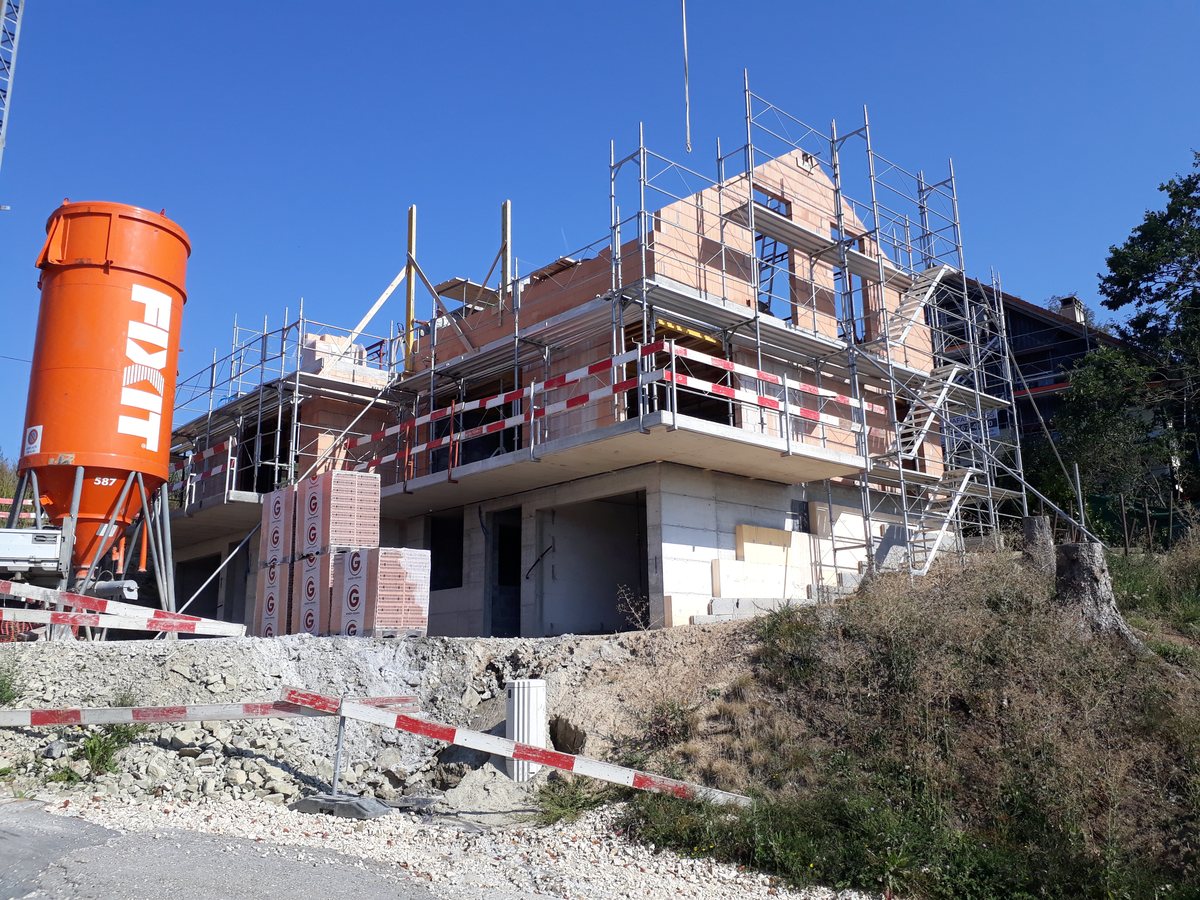 Les villas de Servion en construction, les murs montés sous l'échafaudage